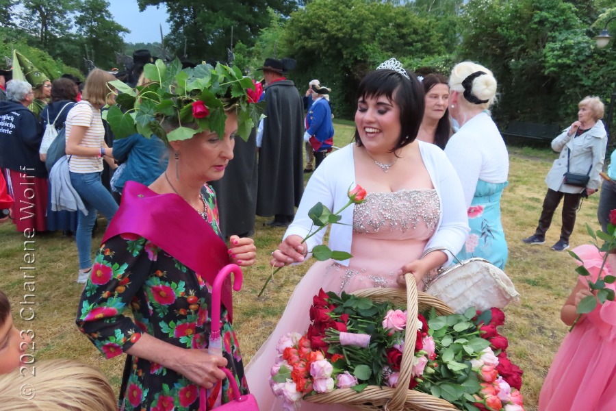 Kräuterfee Claudia Berner und Rosenkönigin Friederike I.